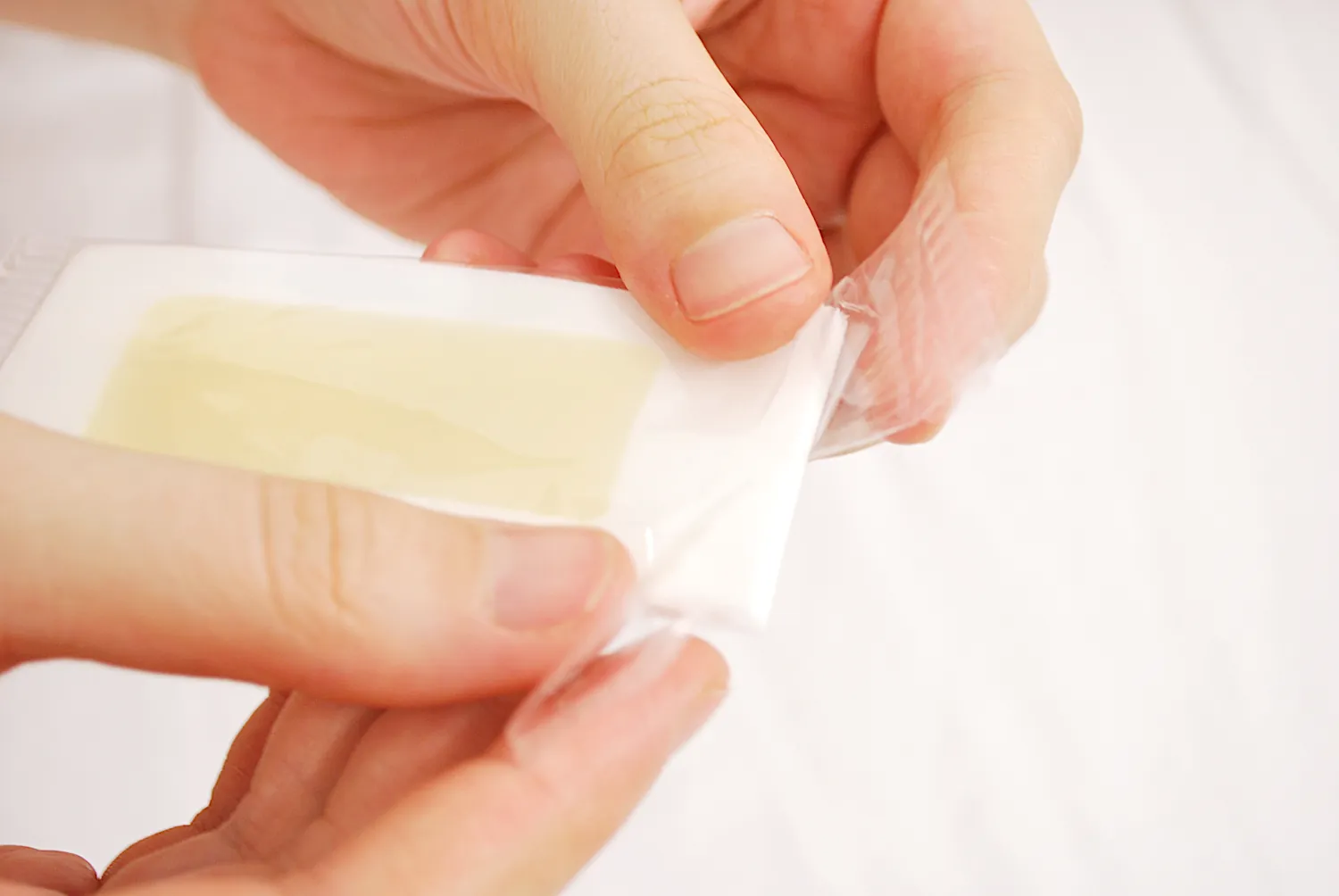 how to use facial wax strips