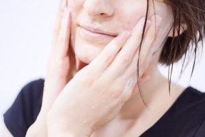 7 Crucial Face Washing Tips + 15 Best Facial Cleansers