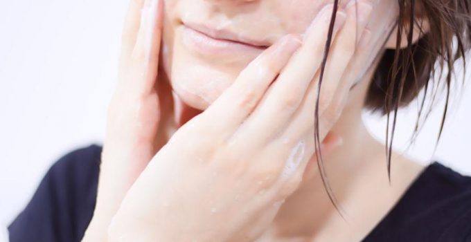 7 Crucial Face Washing Tips + 15 Best Facial Cleansers